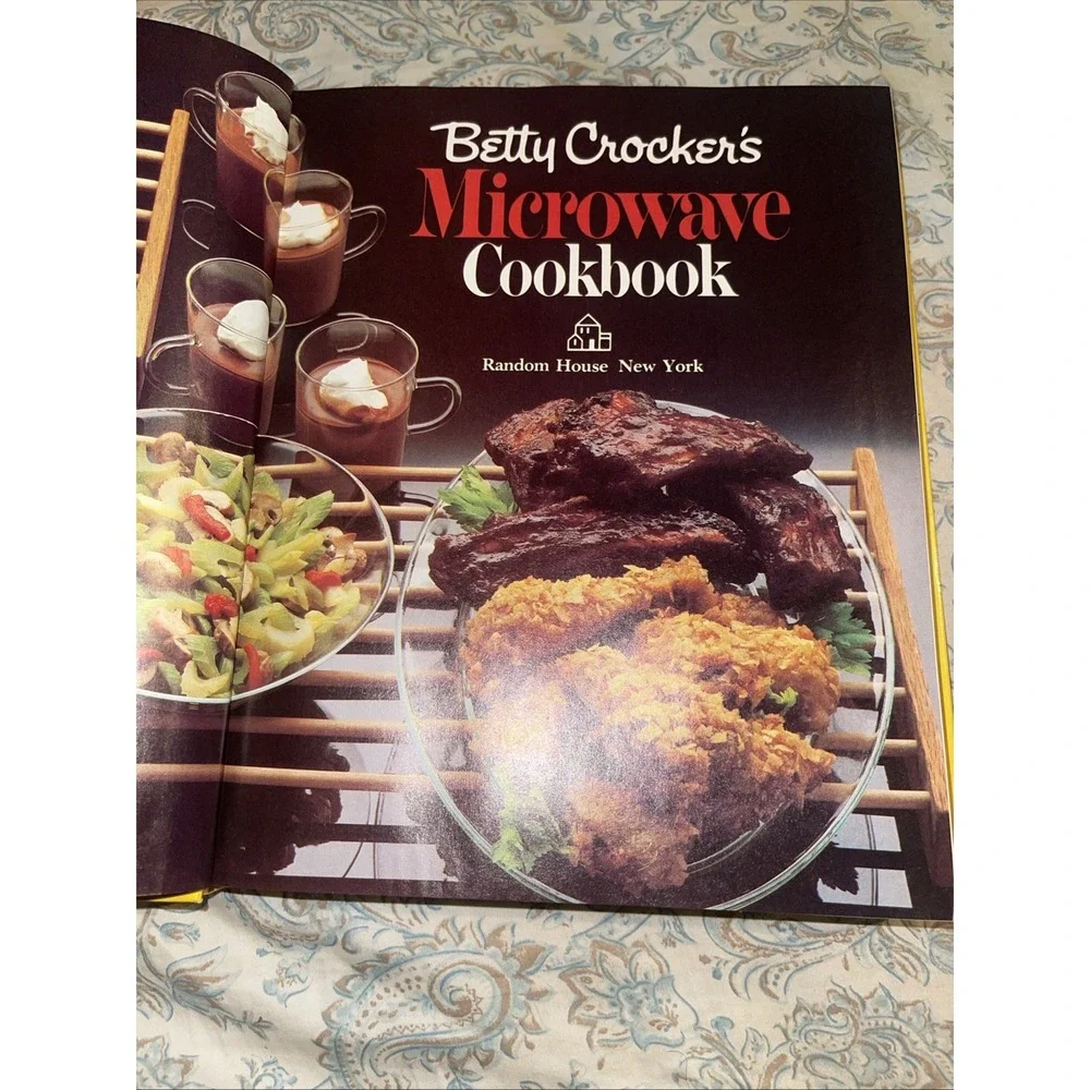 Vintage 1981 Betty Crocker's Microwave Cookbook Hardcover Quick Meal Recipes‎